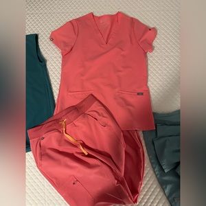 Figs neon pink set